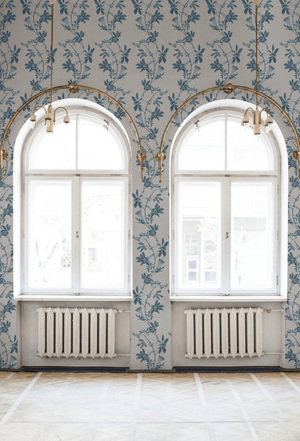 Midsummer wallpaper by Deus ex Gardenia in blue and white, trailing bellflowers in a living room
