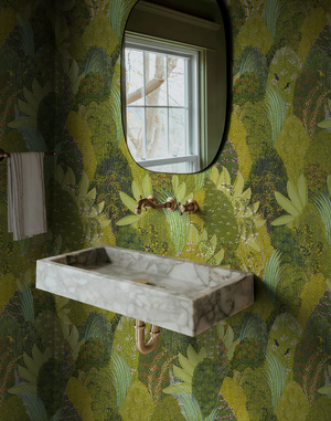 Savana wallpaper by Deus ex Gardenia in green, large savanna leaves in a bathroom
