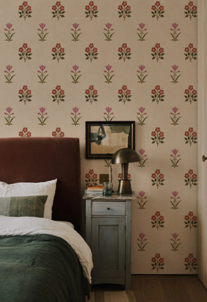 Sultana wallpaper by Deus ex Gardenia in gold, a vertical floral motif in a bedroom